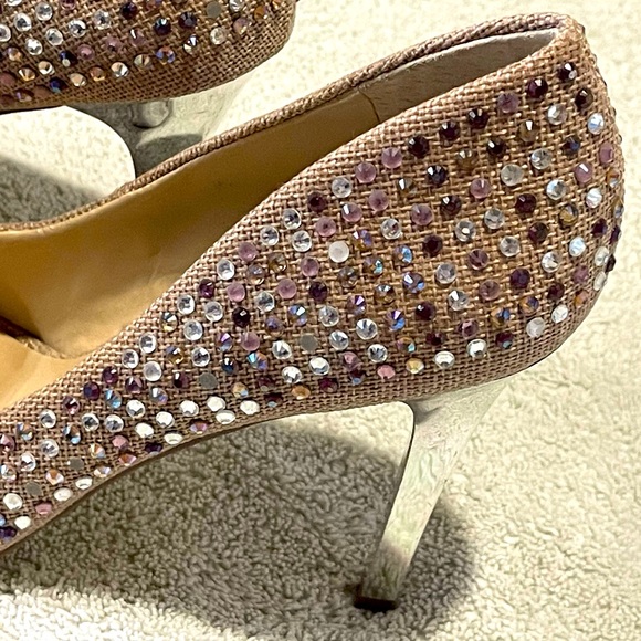 ✨HP✨ “INC” WOMENS RHINESTONED TAN WITH SILVER HEEL…WORN ONCE BRIEFLY, SIZE 7 - Picture 3 of 6